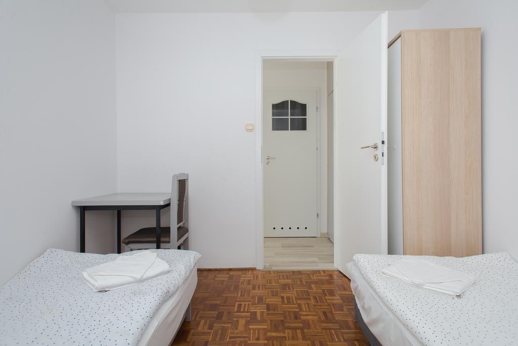Butas Shortstaypoland Wolska *